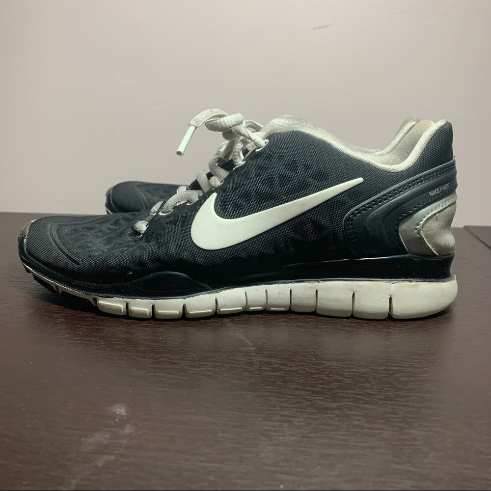 Nike Free Running Shoes, black and white - women’s 6.5